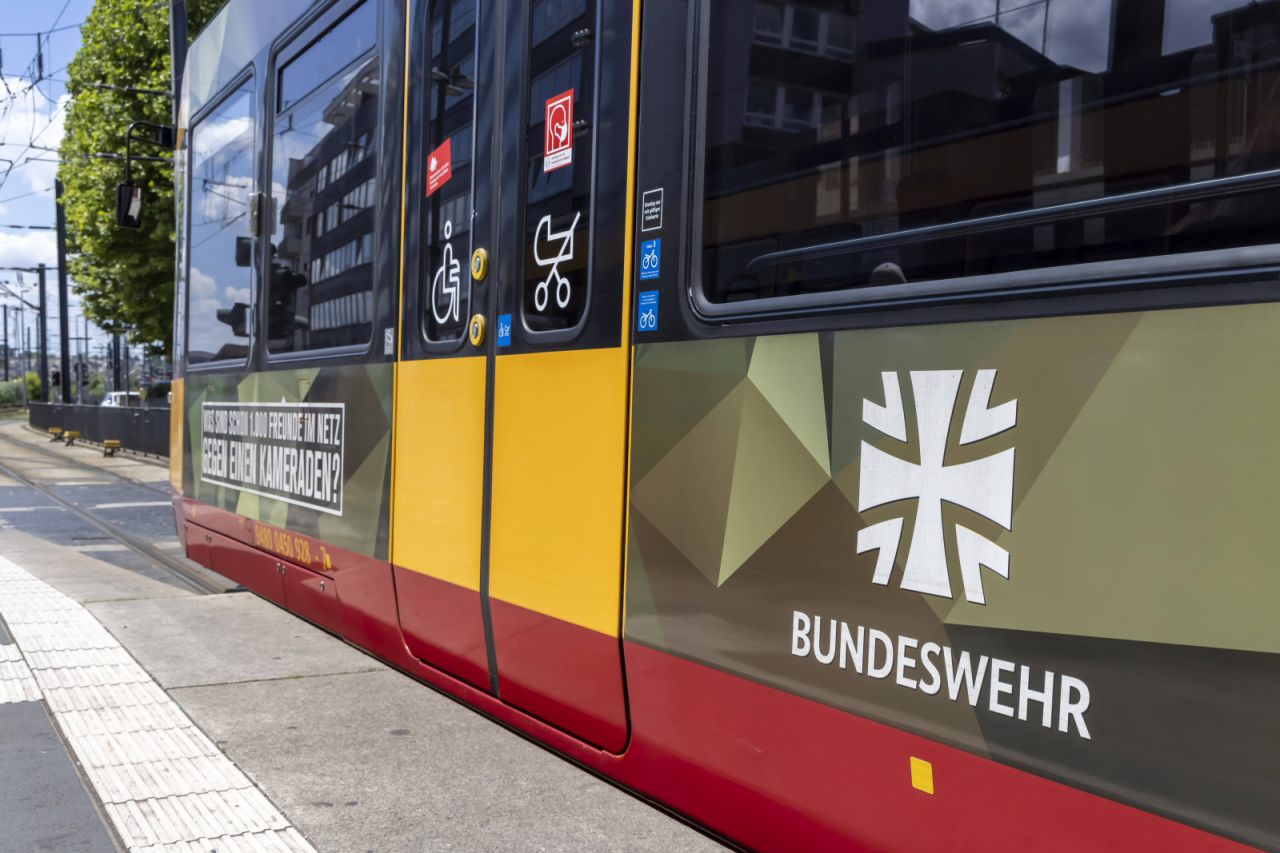 S-Bahn in Heilbronn mit Werbung der Bundeswehr