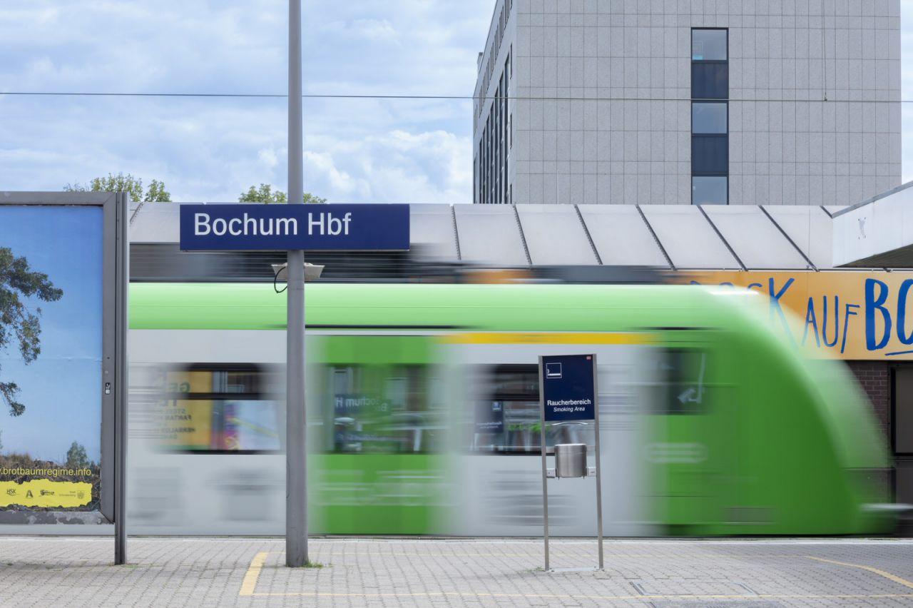 Blick auf die Bahnsteige des Hauptbahnhofs Bochum