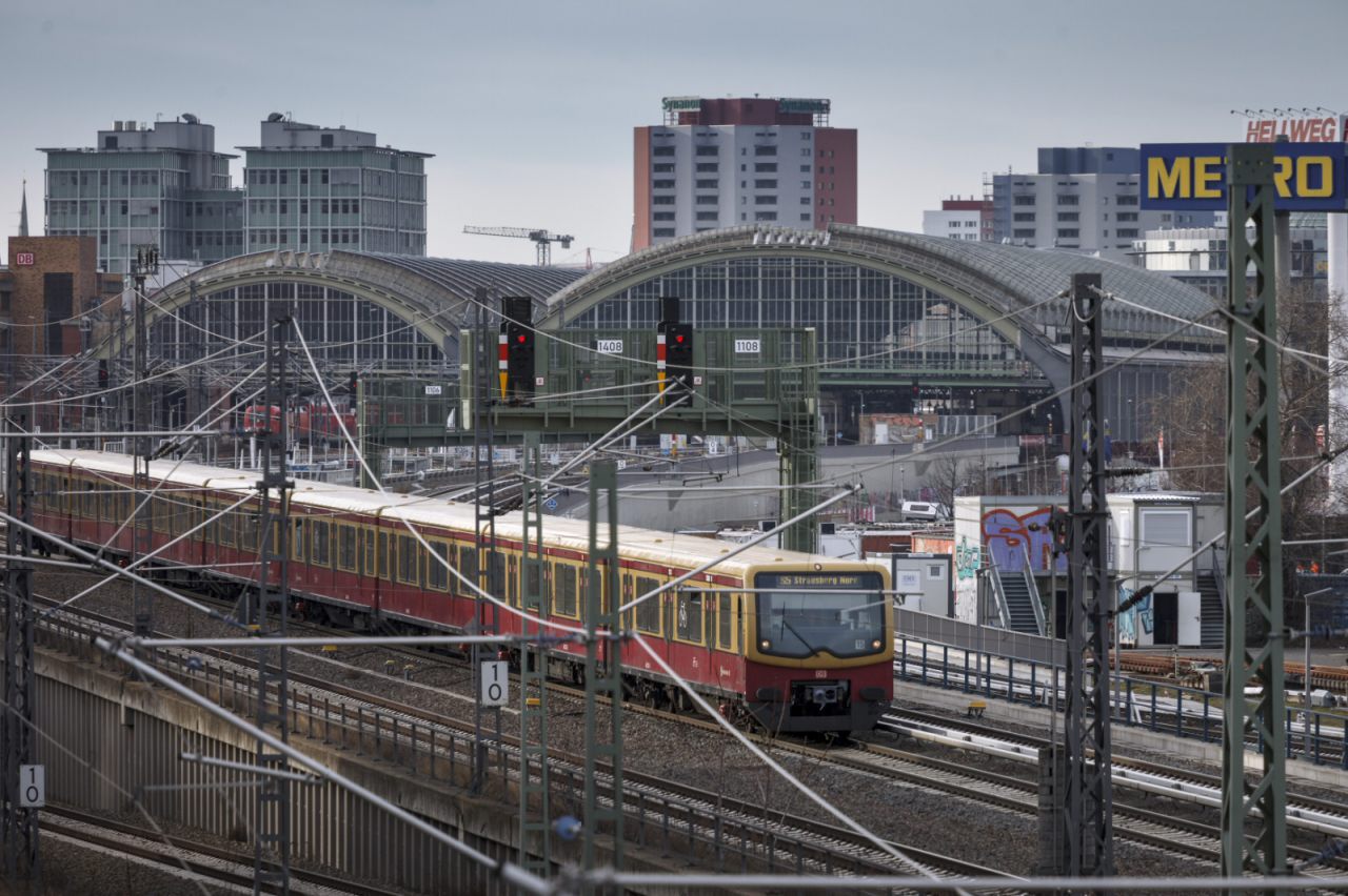 Berliner S-Bahn vor Ostbahnhof