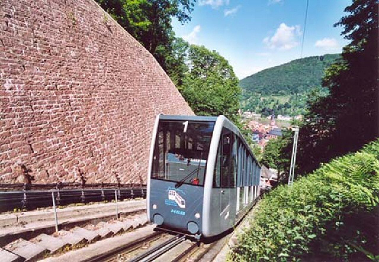 Die untere, moderne Bahn