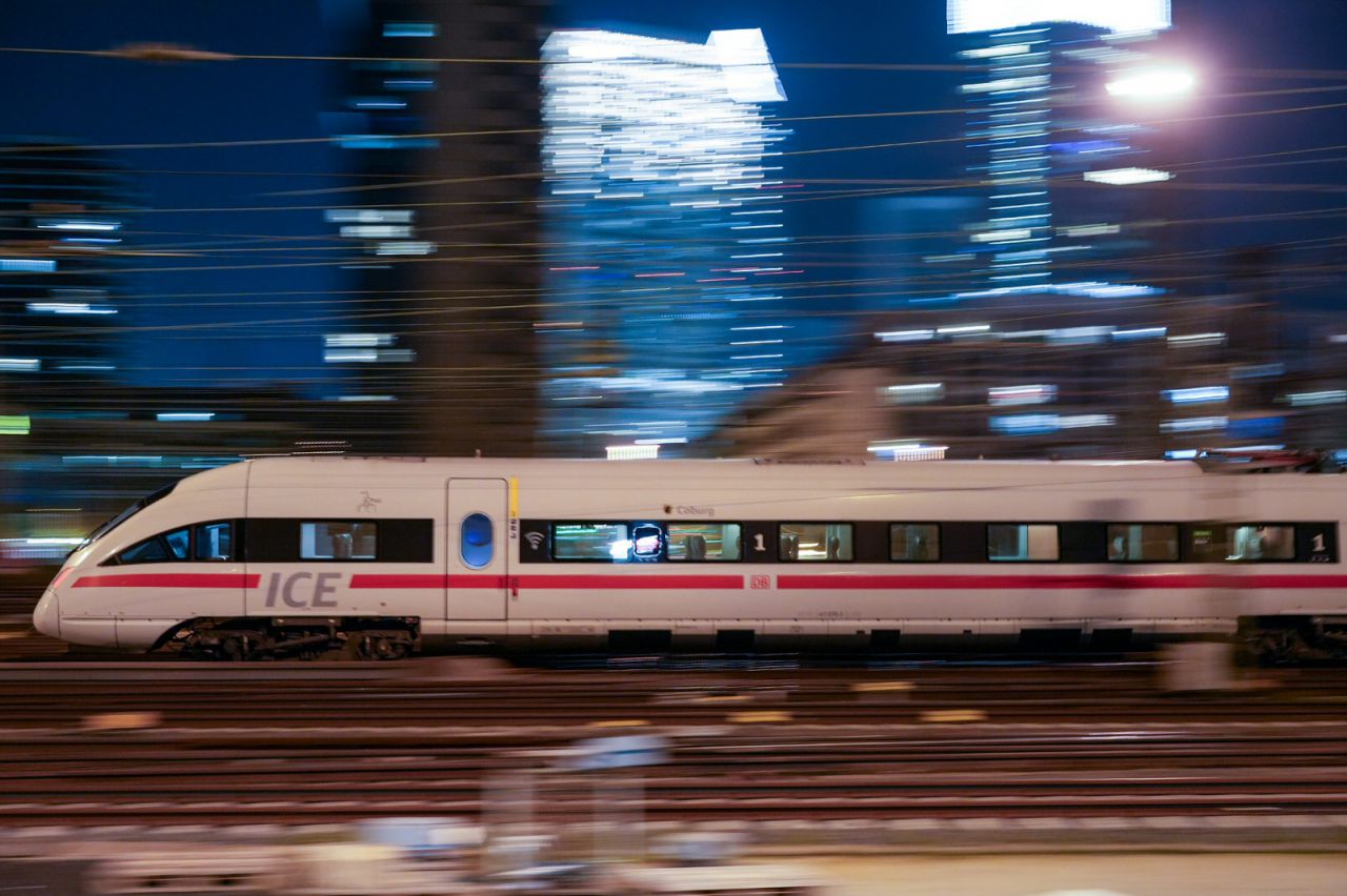 ICE T verlässt Frankfurt (Main) Hbf in der Nacht