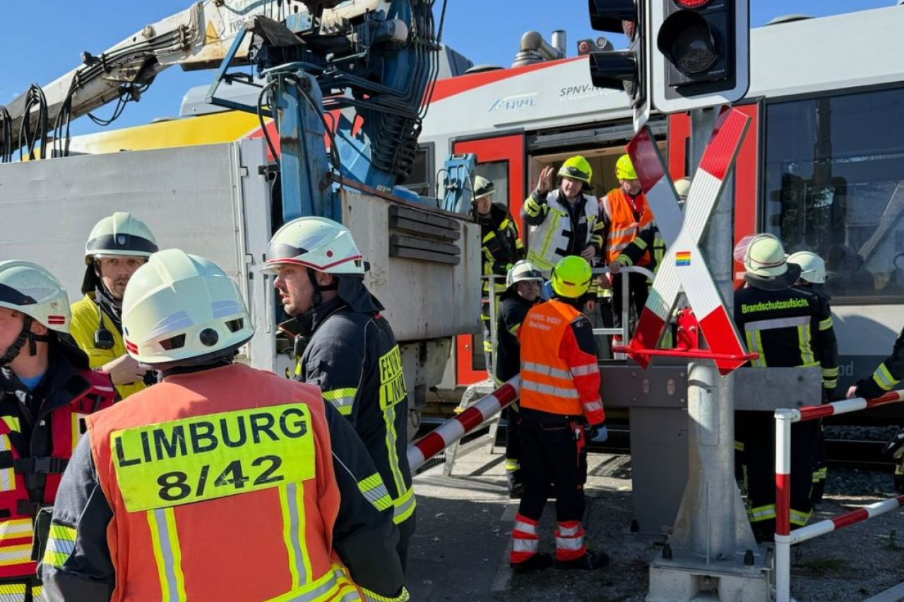 Großeinsatz am Bahnübergang Limburg-Neustaffel