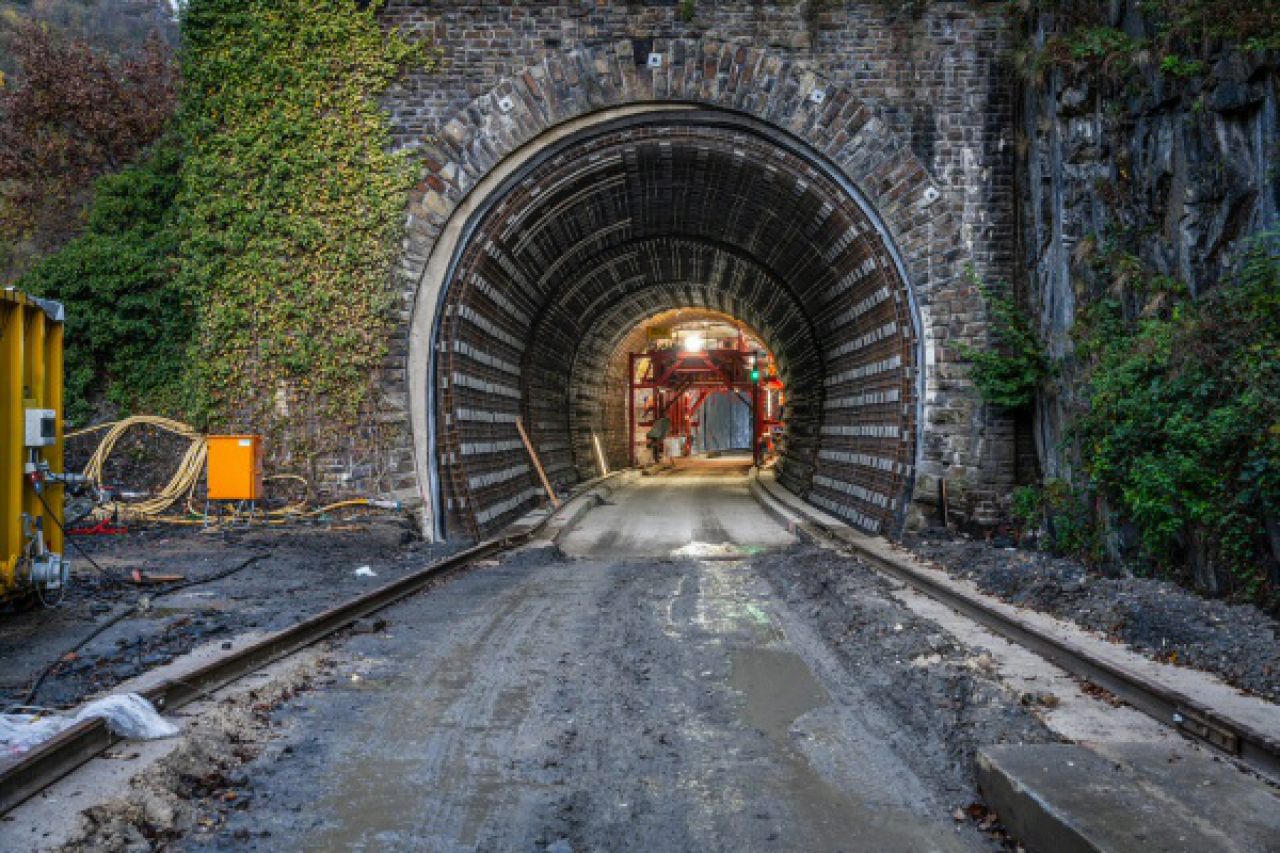 Wiederaufbau der Ahrtalbahn: Der Krähhardt-Tunnel bekommt eine neue Innenschale